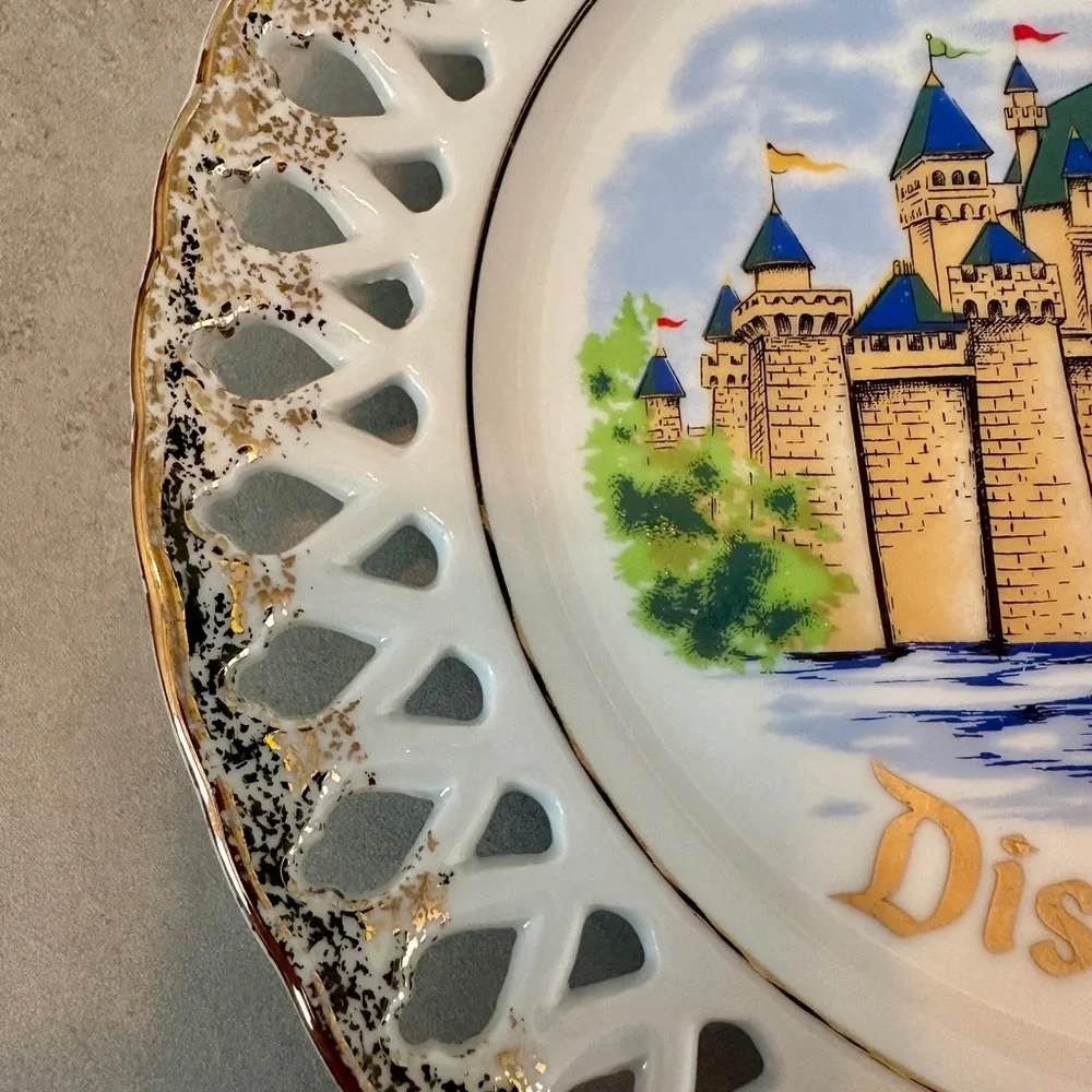 Disneyland Walt Disney Productions Japan Reticulated Vintage Souvenir Plate EUC - Picture 3 of 7